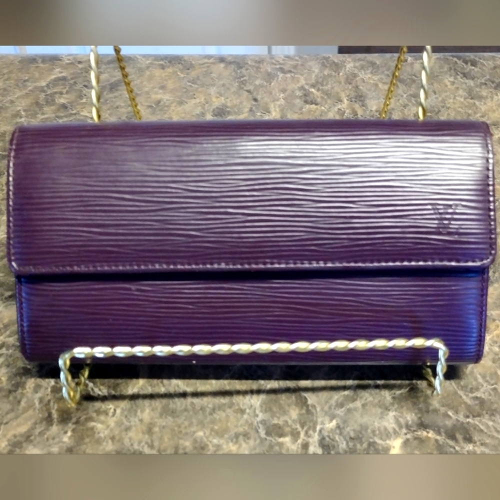 🔥 Authentic RARE color Louis Vuitton Epi Long Wallet!
